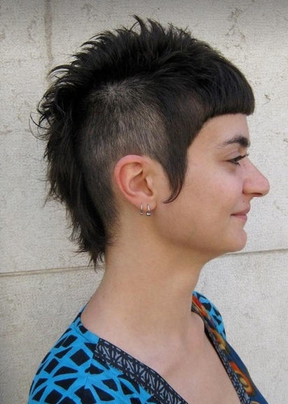 fryzury krótkie, wygolony bok, grzywka prosta na oczy, uczesanie damskie zdjęcie numer 146